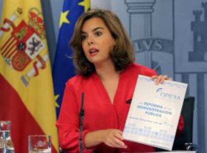 La vicepresidenta del Gobierno, Soraya Sáenz de Santamaría, en la rueda de prensa posterior al Consejo de Ministros.