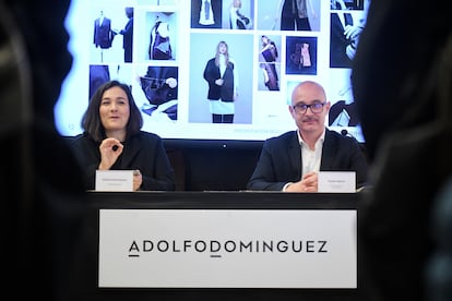 La presidenta ejecutiva de Adolfo Domínguez, Adriana Domínguez y el director financiero corporativo de la marca, Rubén Martín, durante la presentación de resultados de Adolfo Domínguez en el ejercicio 2024/25, en las oficinas de Adolfo Domínguez, a 8 de mayo de 2025, en Madrid (España).