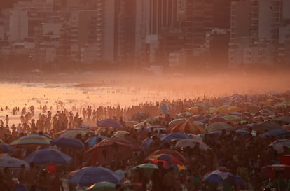 Praia de Ipanema, no Rio de Janeiro, lotada em 2 de outubro, apesar das restrições pela pandemia.