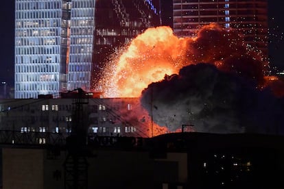Explosión en el centro de Tel Aviv tras un ataque con misiles iraní, este viernes.