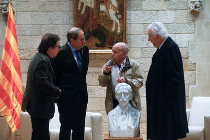 El presidente de la Generalitat, Quim Torra (segundo por la izquierda), conversa con el escultor Mariano Andrés Vilella (segundo por la derecha), en presencia del presidente y director de la Fundació Vila Casas, Antoni Vila Casas (a la derecha), y el escritor Àlex Susanna (a la izquierda) junto al busto del presidente Francesc Macià, donado por la Fundació a la Generalitat durante un acto celebrado en 2019.