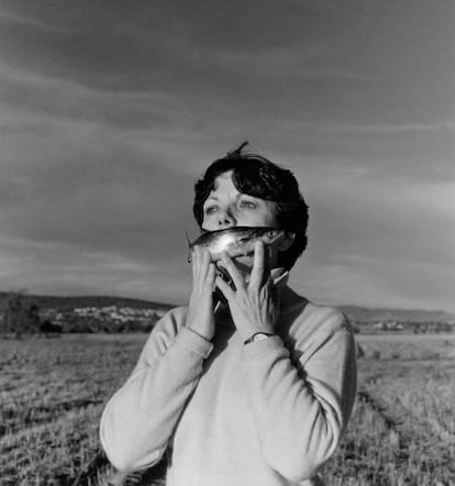 Uno de los peculiares autorretratos de Iturbide, en 2009. Algunas de sus series le han llevado más de 10 años, en un trabajo paciente.