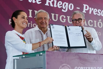 Claudia Sheinbaum, López Obrador y Rubén Rocha Moya, en un evento oficial en El Rosario (Estado de Sinaloa) en agosto pasado.