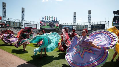 Miembros de un ballet folclórico mexicano se presentan en el estadio de Béisbol de los Chicago White Sox el 5 de mayo de 2019.