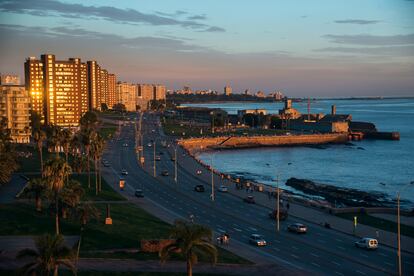La avenida costera de La Rambla en Montevideo (Uruguay).