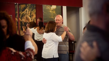 Personas con Parkinson participan de una clase de tango en la tradicional casa del tango El Beso, en Buenos Aires, Argentina, el 15 de abril de 2025.