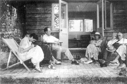 Angelica Garnett, Vanessa Bell, Clive Bell, Virginia Woolf, John Maynard Keynes y Lydia Lopokova, del llamado grupo de Bloomsbury, en la casa de Woolf.