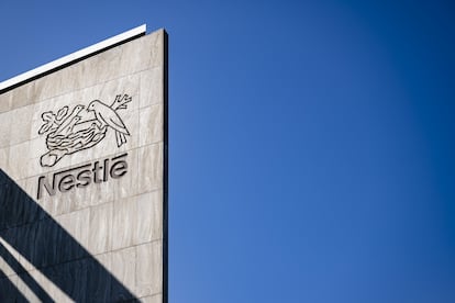 El logotipo de Nestlé en la sede de la compañía en Vevey, Suiza.