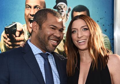 Las carreras cinematográficas y televisivas de Chelsea Peretti y Jordan Peele justifican los millones de seguidores que siguen cada paso de estas 'celebrities'. Sin embargo, las dos estrellas son los mayores admiradores del otro. Ella es actriz y comediante, conocida principalmente por interpretar a Gina Linetti en la serie de comedia de NBC ‘Brooklyn Nine-Nine’. Él es uno de los directores de terror más exitosos de los últimos tiempos, gracias a películas como ‘Déjame salir’ o ‘Nosotros’. Siempre han tratado de llevar la relación en privado, pero desde hace varios años es habitual ver a la pareja de la mano en las alfombras rojas de Hollywood.