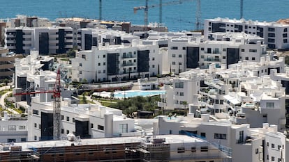 Urbanizaciones de la localidad de Benalmádena (Costa del Sol), preparadas para su uso estival.