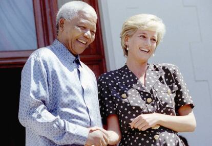 A princesa com o presidente da África do Sul, Nelson Mandela, na Cidade do Cabo, em 1997.
