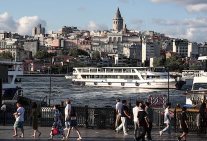 El antiguo Banco Otomano, sede de Salt, bajo la Torre de Gálata, en Estambul.