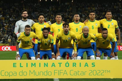 El equipo de Brasil posa antes de un partido.