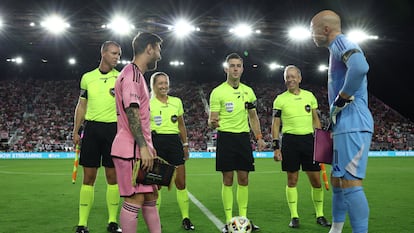 Lionel Messi y Brad Guzan, en el sorteo inicial del partido de este sábado.