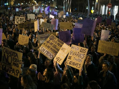 La manifestació feminista a la Gran Via de Barcelona.