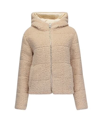 Esta chaqueta reversible te proporciona un dos en uno infalible: por un lado, cazadora acolchada con capucha en color blanco, por el otro, chaqueta de borreguito. Es de Jott y su precio de 260 euros.