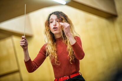 Marta Fernández mientras dirige la orquesta en el Real Conservatorio Superior de Música de Madrid.