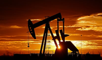 Una bomba petrolífera operando en un campo de petróleo cerca de Midland, Texas.