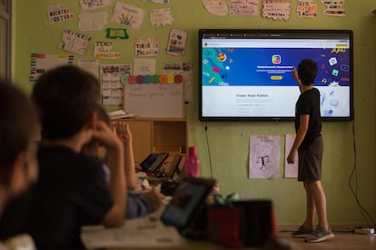 Un alumno usa una app de creación de libros en una pizarra digital en el colegio público Escultor Alberto Sanchez de Toledo. En este tipo de dispositivos suele usarse Youtube en escuelas infantiles con poco control.