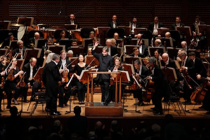 Esa-Pekka Salonen y la orquesta Sinfónica de San Francisco, saludan al público tras un concierto en la Davies Symphony Hall.