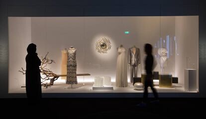 Vestidos y objetos a la vista en la exposición '10.000 años de lujo', en el museo Louvre de Abu Dabi.
