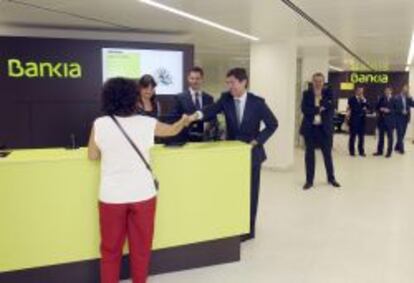El presidente de Bankia, José Ignacio Goirigolzarri, en una renovada oficina de la entidad.