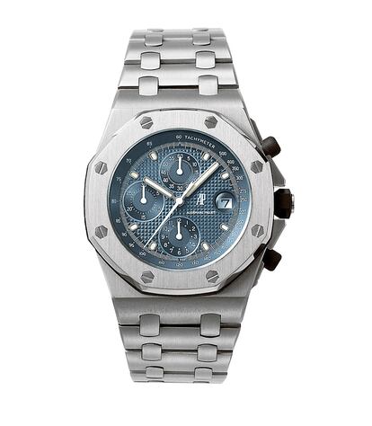 Al igual que los primeros modelos, el cronógrafo Royal Oak Offshore 25721 No. 32, lanzado en 1993, tiene un grabado Royal Oak en el fondo de la caja, sin referencia a la línea Offshore.