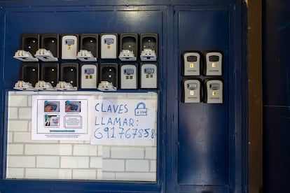 Las cajetillas de seguridad con las llaves de los apartamentos turísticos, en calle Julia Mediavilla 7, Madrid.