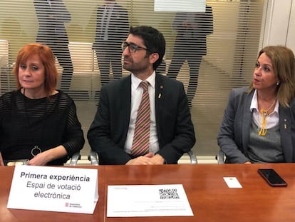 La directora general de Polítiques Digitals, el conseller Jordi Puigneró i la secretària Annabel Marcos.