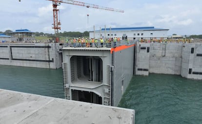 Una de las compuertas del Canal de Panamá días antes de su entrega a la ACP, en mayo de 2016.