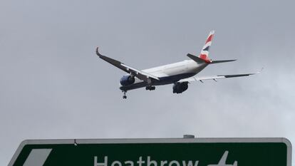 Un avión de British Airways se aproxima a las pistas de Londres-Heathrow.