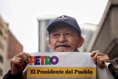 Las movilizaciones han contado con el respaldo de la Central Unitaria de Trabajadores de Colombia (CUT), la Confederación de Trabajadores de Colombia (CTC), así como de la Federación Colombiana de Educadores (FECODE) y la Confederación General del Trabajo (CGT). En la imagen, un seguidor del Petro levanta un cartel en apoyo al mandatario.  