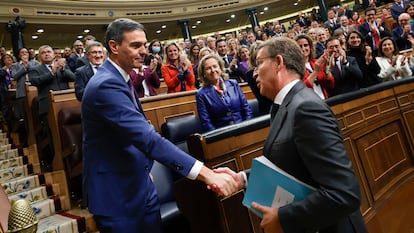El líder del PP, Alberto Núñez Feijóo, felicitaba el 16 de noviembre a Pedro Sánchez, después de que lograse sacar adelante su investidura.