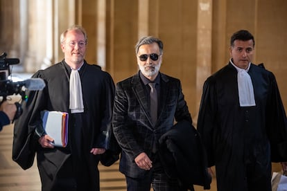 Abderrahmane Ouatiki, quien era el recepcionista del hotel en el momento del atraco, a su llegada este 28 de abril al juzgado de París