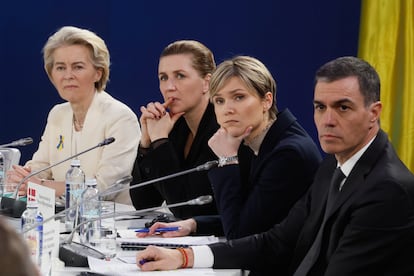 La presidenta de la Comisión Europea, Ursula von der Leyen (primera por la izquierda) y el presidente del Gobierno, Pedro Sánchez, el pasado febrero en Ucrania.