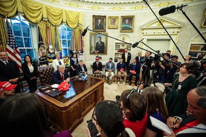 Donald Trump responde a las preguntas de los periodistas en el Despacho Oval en la Casa Blanca, este miércoles.