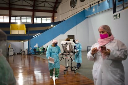 Paciente chega ao hospital de campanha em uma maca. Se não chega com um exame recente da unidade de saúde que o transferiu, é encaminhado para um contêiner onde se faz tomografia para identificar a gravidade da pneumonia provocada pela covid-19. O estado de saúde vai definir para qual das quatro alas do hospital de campanha o paciente deve ser encaminhado.