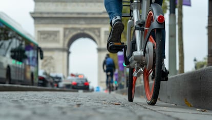 Un ciclista frente al Arco del Triunfo, en París.
