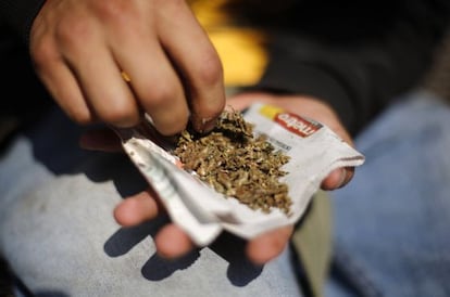 Um homem com maconha durante uma passeata no México.