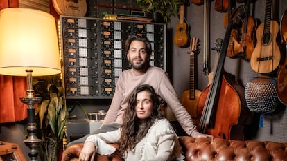 Sílvia Pérez Cruz y Salvador Sobral, rodeados de instrumentos y al borde de la alfombra en la que grabaron su primer tema juntos, ‘Em moro’.