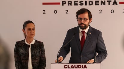 Alejandro Svarch Pérez habla junto a Claudia Sheinbaum en una conferencia de prensa, el 12 de agosto en Ciudad de México.