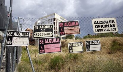 Carteles de anuncios de pisos y locales en alquiler en Madrid.