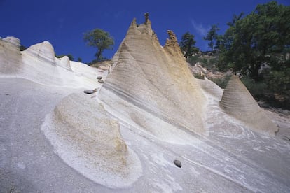 Dentro del parque natural de la Corona Forestal, al sur de la isla de Tenerife, hay un rincón mágico que asoma entre una alfombra de pinos: se llama Paisaje Lunar y está formado por numerosas figuras cónicas que algunos comparan con una catedral modernista, y que es obra del efecto de la erosión sobre una ladera de miles de capas inclinadas de fina ceniza volcánica de color beis. Se accede a pie por un sendero de 13 kilómetros (ida y vuelta) que parte del pueblo de montaña de Vilaflor.