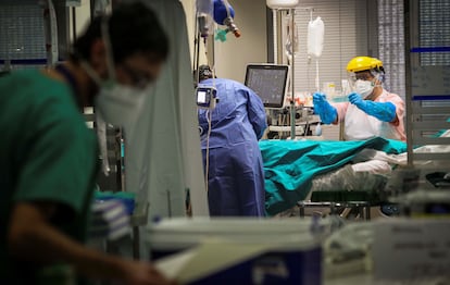 Enfermeiros trabalham no Hospital de Biscaia, na Espanha.