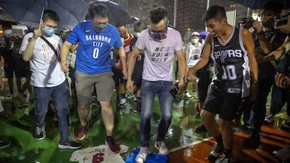 Aficionados pisotean las camisetas de LeBron James en Hong Kong.