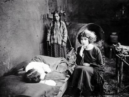 Modotti tuvo una breve carrera en Hollywood. Aquí la vemos en una imagen de la película 'The Tiger’s coat', de 1920, en una imagen tomada por Johan Hagemeyer.