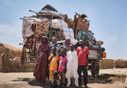 Mazaer Musa, en febrero de 2025, junto a su familia momentos antes de partir de Atham, el pueblo sursudanés al que llegaron como refugiados de la guerra de Sudán en diciembre de 2024. Al fondo, cargadas dentro de un camión, están todas las pertenencias con las que huyeron.