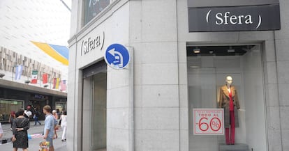 Tienda de Sfera en la calle Preciados de Madrid, enfrente de un gran almacén de El Corte Inglés.