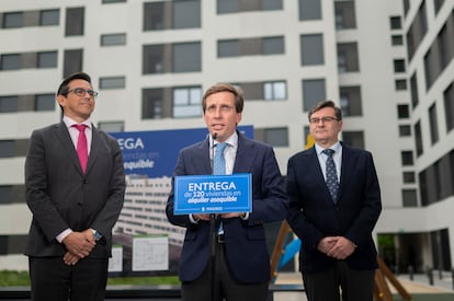 El alcalde de Madrid, José Luis Martínez-Almeida; el delegado de Políticas de Vivienda y presidente de la Empresa Municipal de la Vivienda y Suelo de Madrid (EMVS Madrid), Álvaro González, y el concejal de Villaverde, Orlando Chacón, hacen entrega de las llaves de una promoción de viviendas de alquiler asequible, este lunes 5 de mayo.