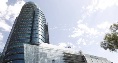 Exterior de la Torre Titania, ubicada en el centro financiero Azca de Madrid.